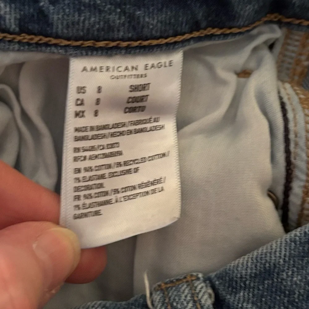American Eagle Women’s Straight Leg Denim Jeans w/Distress Pocket Hems; Size 8 - Picture 3 of 6